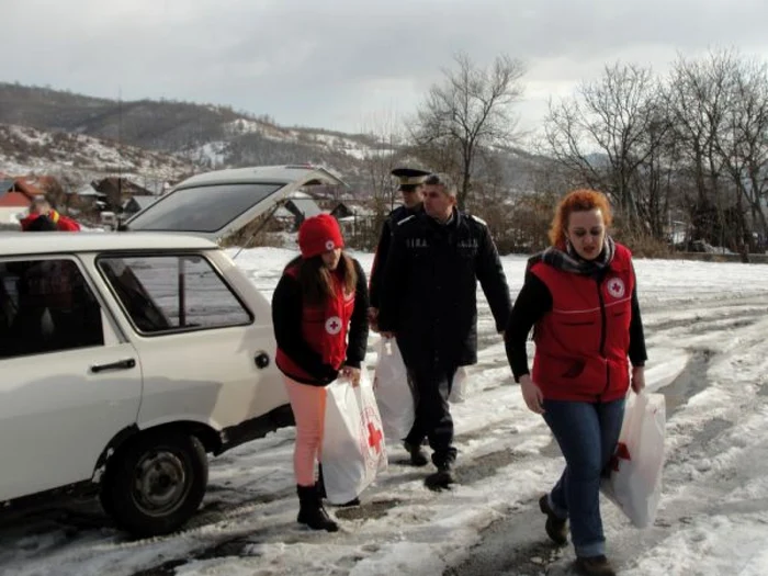 Voluntarii de la Crucea Roşie împreună cu pompierii au venit la sinistraţii de la Eşelniţa