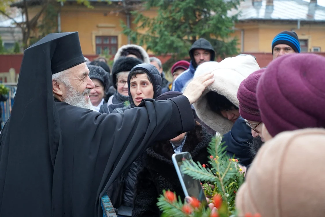 ÎPS Casian Crăciun, în mijlocul pelerinilor FOTO: Arhiepiscopia Dunării de Jos