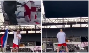 artist georgian simuleaza uinarea pe un steag rusesc foto X