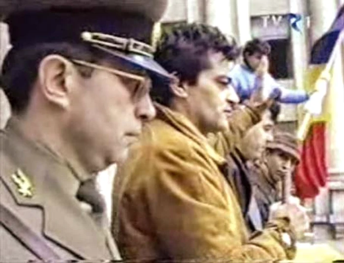 Mihai Lupoi şi Cazimir Ionescu, în balconul Comitetului Central Foto: captură tv