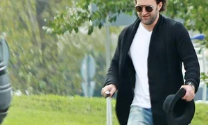 Fotoreporterii Click! l au surprins pe Smiley  în timp ce trăgea  grăbit un troler, în  aeroportul din Otopeni  jpeg