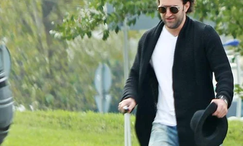 Fotoreporterii Click! l au surprins pe Smiley  în timp ce trăgea  grăbit un troler, în  aeroportul din Otopeni  jpeg