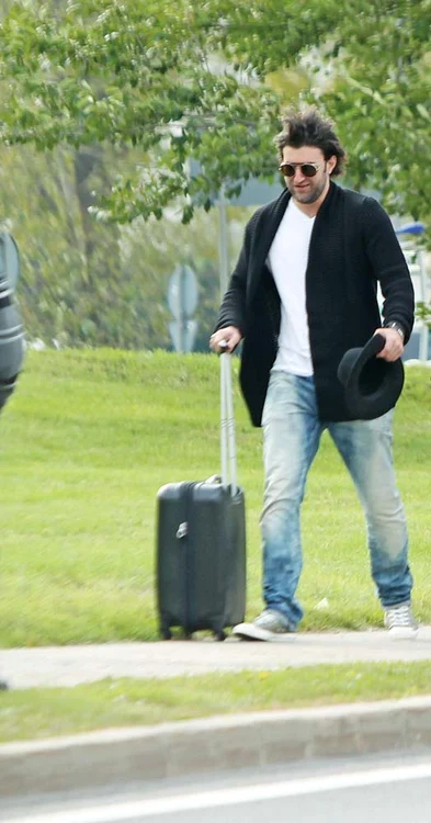 Fotoreporterii Click! l-au surprins pe Smiley în timp ce trăgea grăbit un troler, în aeroportul din Otopeni