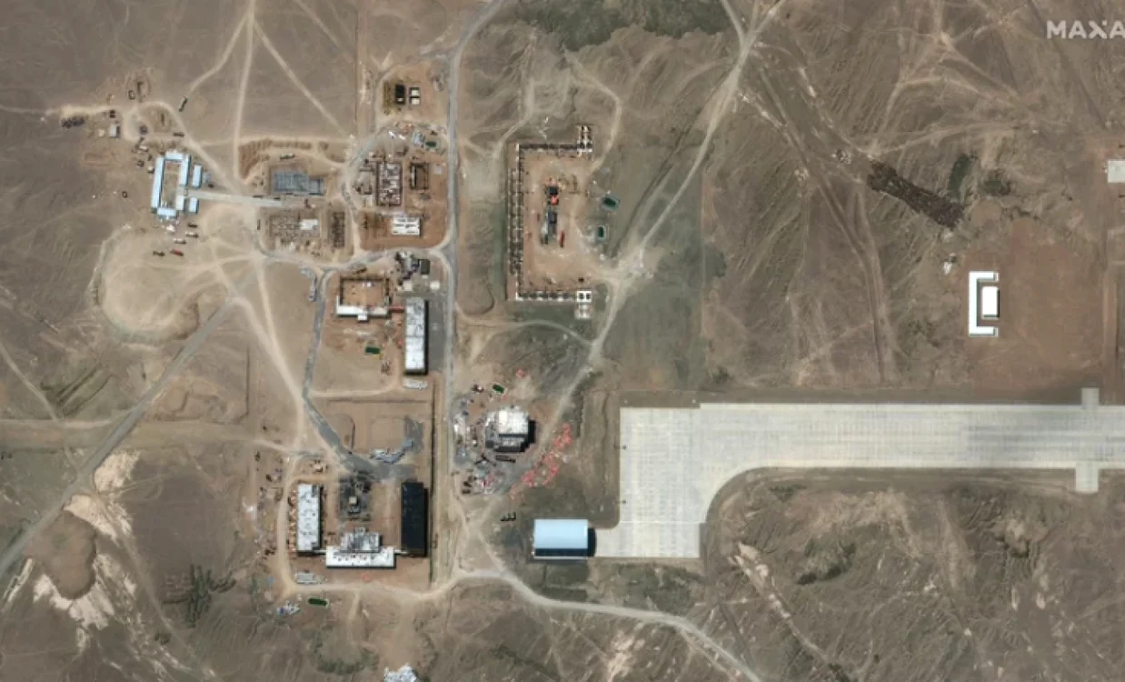 Imagini prin satelit din 28 iunie 2021 arată lucrări de construcţie la o bază aeriană construită de China în deşert FOTO Maxar via NPR