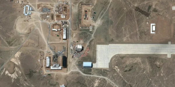 Imagini prin satelit din 28 iunie 2021 arată lucrări de construcţie la o bază aeriană construită de China în deşert FOTO Maxar via NPR