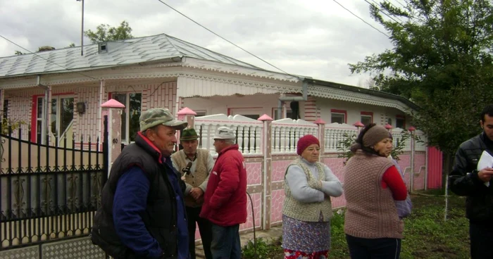 Săteni pe uliţele aşezării la o discuţie despre necazurile recente FOTO C Crângan