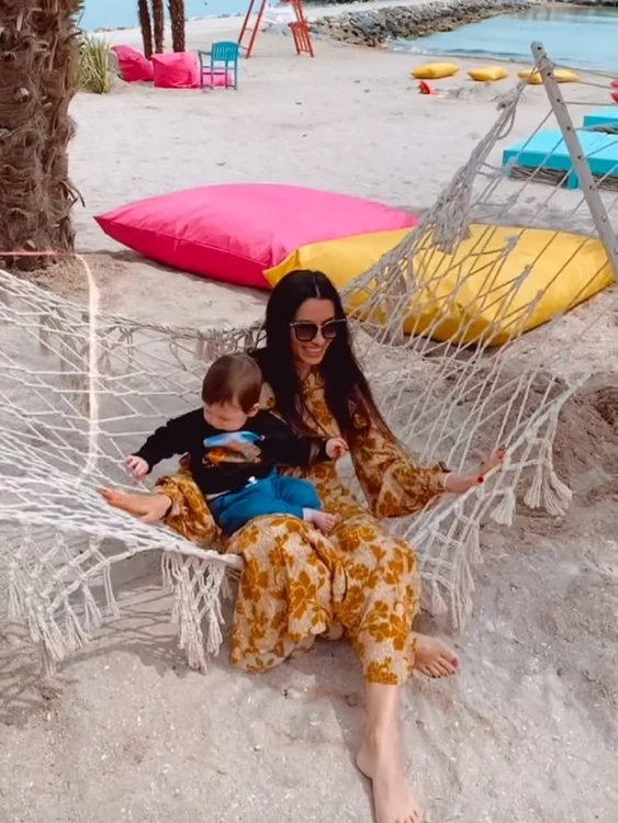 
    Gina Pistol, cu căruciorul pe plajăfoto: Instagram  