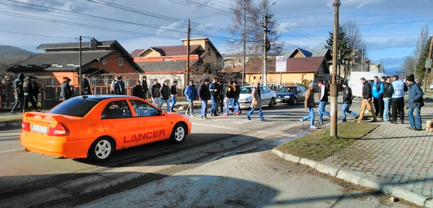 Zeci de oameni din Pucioasa au ieşit în stradă, nemulţumiţi de starea carosabilului