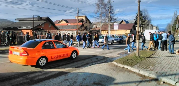 Zeci de oameni din Pucioasa au ieşit în stradă, nemulţumiţi de starea carosabilului