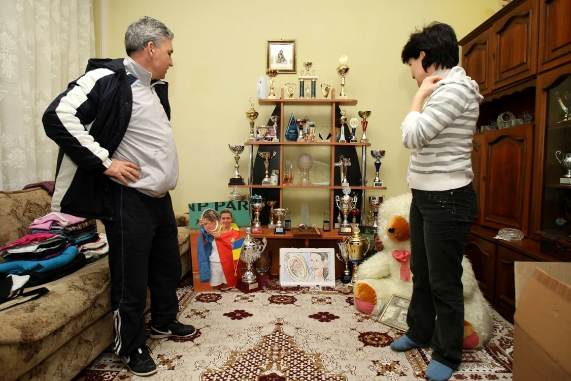 Părinţii Simonei, Stere şi Stania, au "colecţionat" trofeele strânse de fiica lor încă de mică