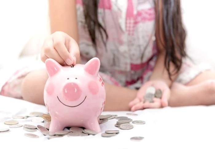 Elevii care au împlinit 18 ani nu au mai primit alocația de stat din martie, pe motiv că atunci s-au suspendat cursurile