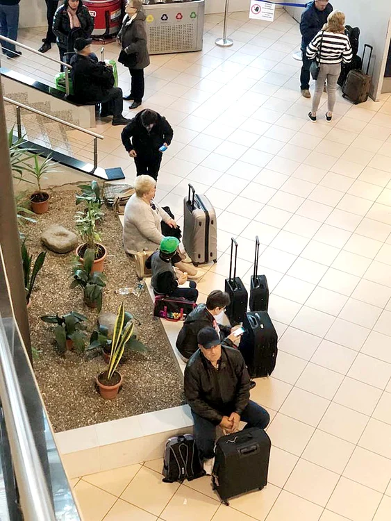 Pasagerii stau pe unde apucă