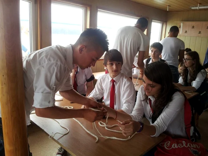 Tinerii au fost extrem de încântaţi de jocurile marinăreşti.