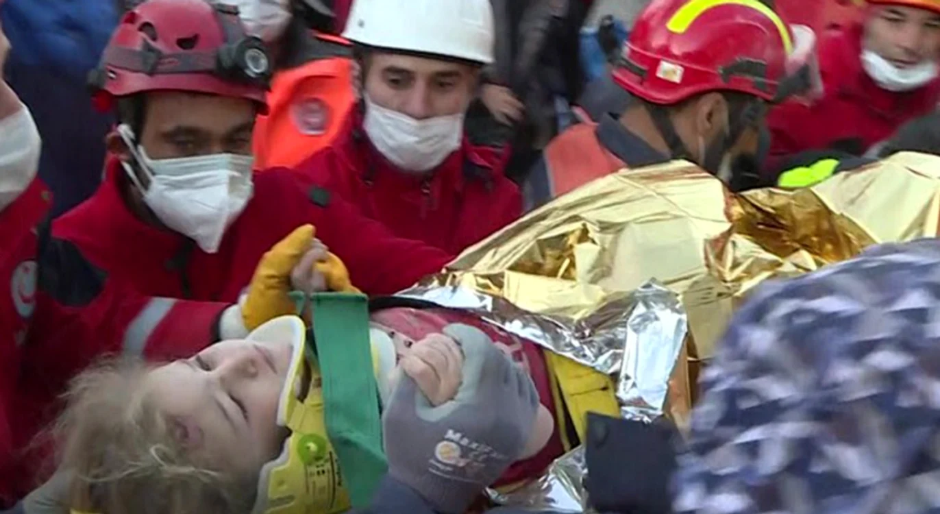 
    Ayda Gezgin a fost salvată marţi, în vestul Turciei, la aproape patru zile după puternicul cutremur în Marea Egee Foto: Twitter  