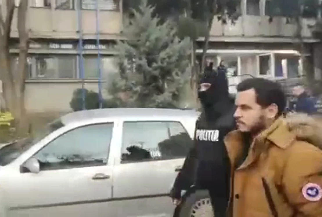 
    Agresorul a fost imobilizat de polițiști și dus la secția de polițiefoto: captură  