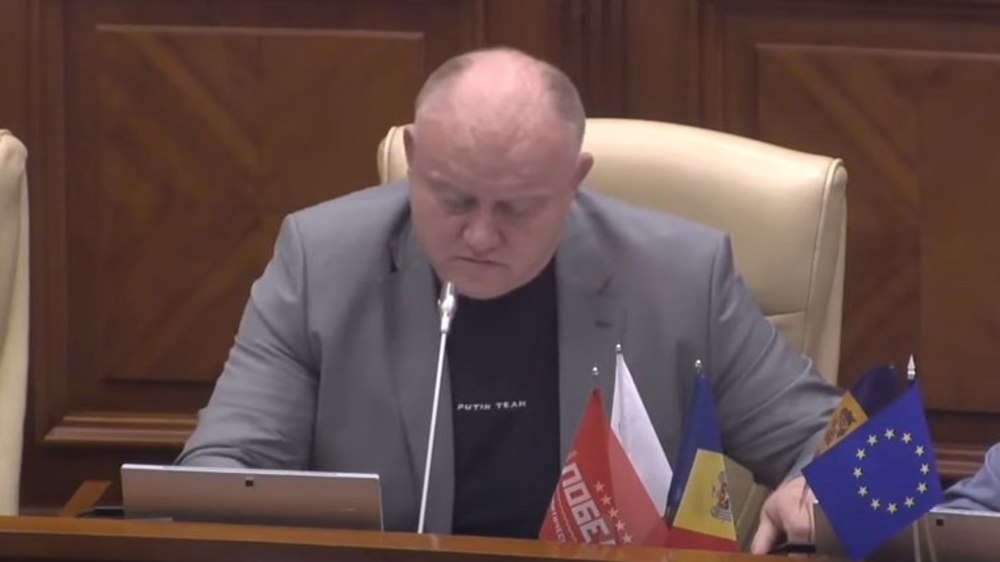 „Echipa lui Putin” în Parlamentul moldovean. Un deputat afiliat lui Ilan Șor a purtat un tricou cu acest mesaj