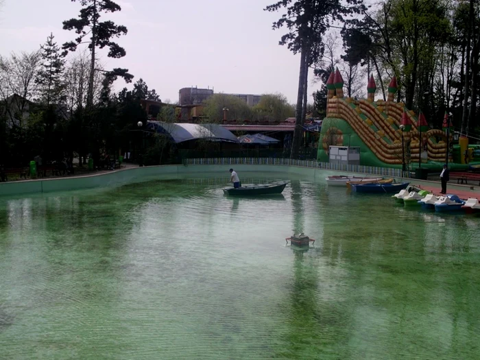 Atractia principala din Parcul Mihai Eminescu esle lacul FOTO Adevarul