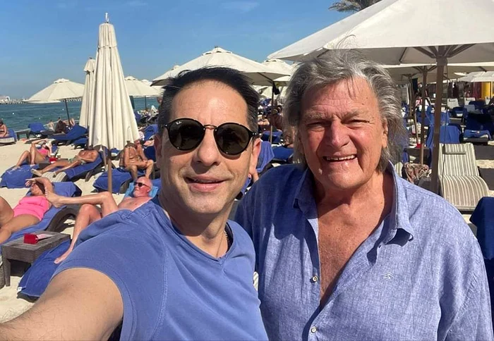 
    Florin Piersic și Dan Negru filmează pe plajă, pentru Crăciunfoto: arhivă personală  