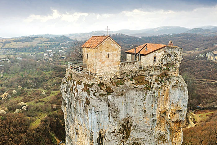Biserica a fost construită de „călugării  stâlpilor”, între secolele VI-VIII