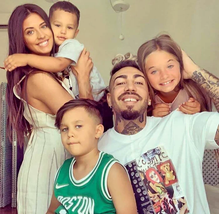 Antonia, Akim, Dominic, Alex şi Maya sunt o familie fericită