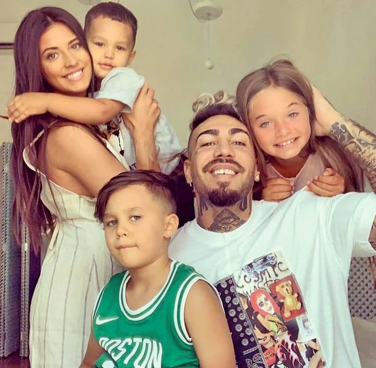 Antonia, Akim, Dominic, Alex şi Maya sunt o familie fericită