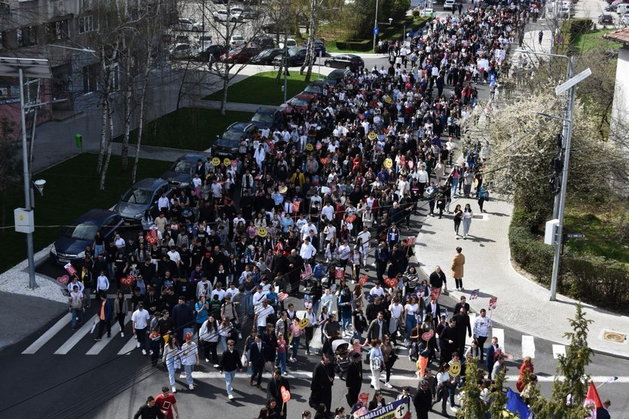 Peste 1.500 de tineri au participat la „marșul pentru viață”, devenit tradiție la Târgoviște FOTO