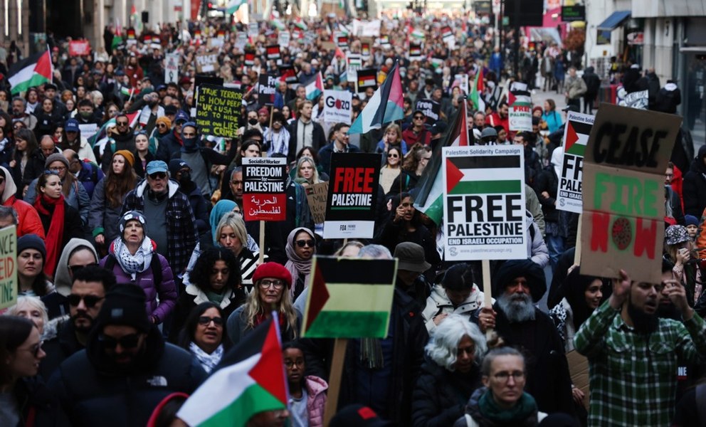 Protest „pentru Palestina“ la Londra. Sute de mii de oameni au mărșăluit. Zeci de contra-manifestanți au fost reținuți de poliție | VIDEO