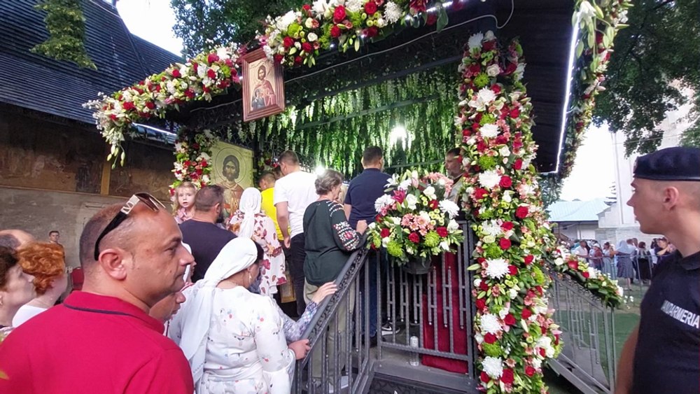 Mii de pelerini la Suceava, la moaștele Sfântului Ioan cel Nou. Procesiune cu 10.000 de oameni pe străzile Sucevei VIDEO 