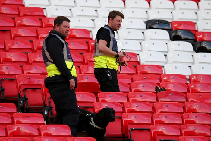 Geniştii cu câini special dresaţi au scotocit Old Trafford, dar n-au găsit până la urmă explozibilFoto Click!