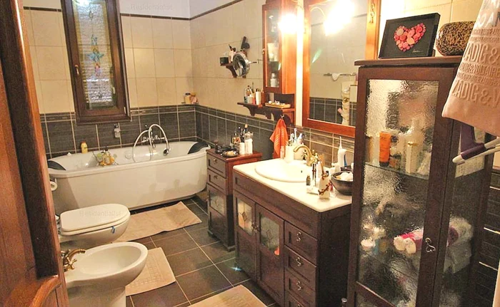 Una dintre cele opt băi, dotată cu tot ce este necesar