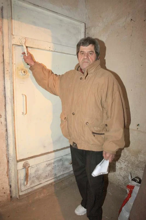 
    Gheorghe Marinescu ne-a arătat  buncărul de la subsolul blocului din  Militari, unde e administratorFoto: Roberto Sălceanu  