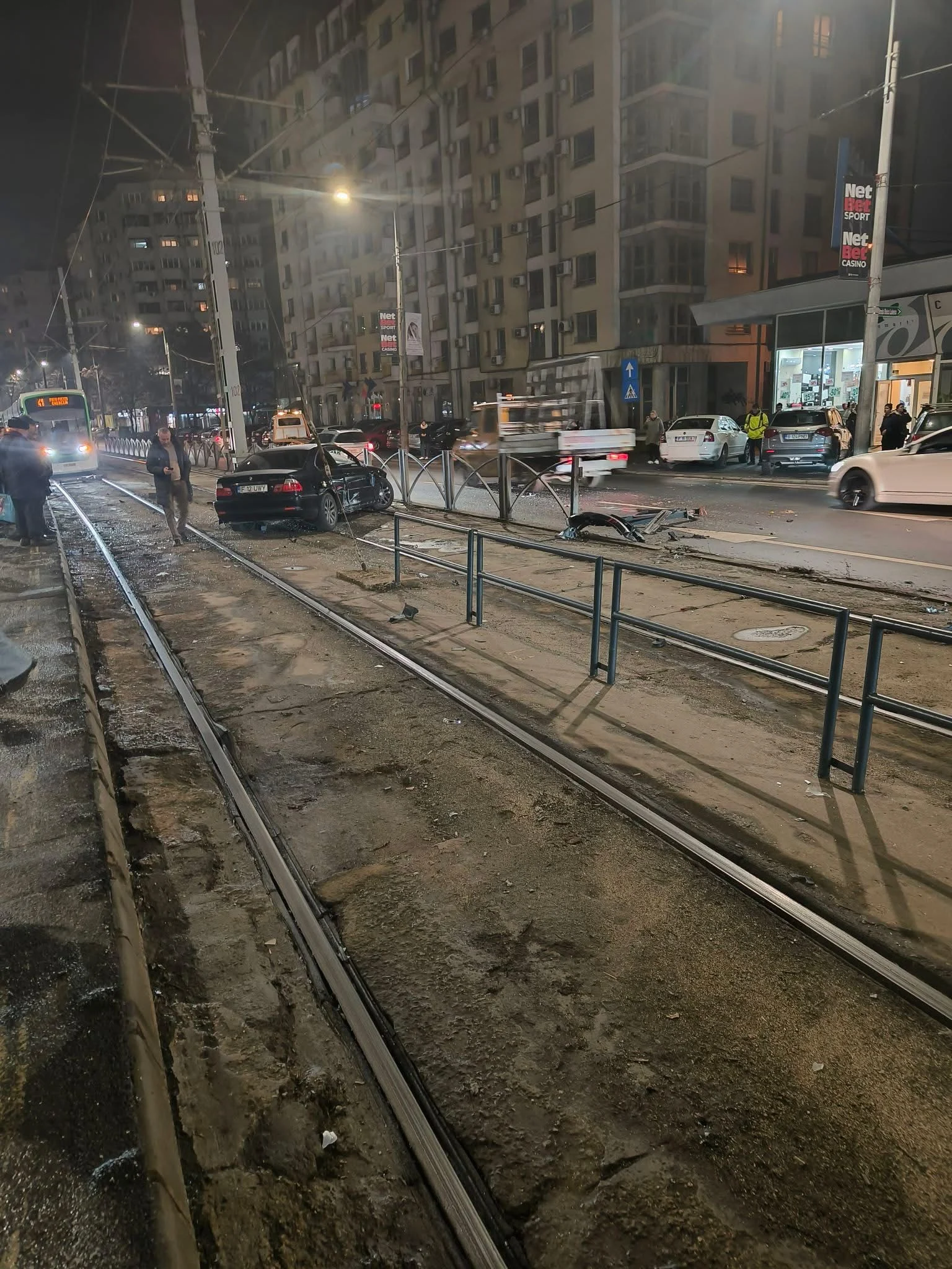 Accident pe linia 41, în Capitală: un BMW a rupt gardul de protecție și a ajuns pe șine