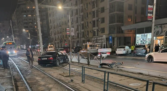 Un BMW a intrat pe șina tramvaiului din București FOTO: Info Trafic Bucuresti si Ilfov/ Iony Pinti