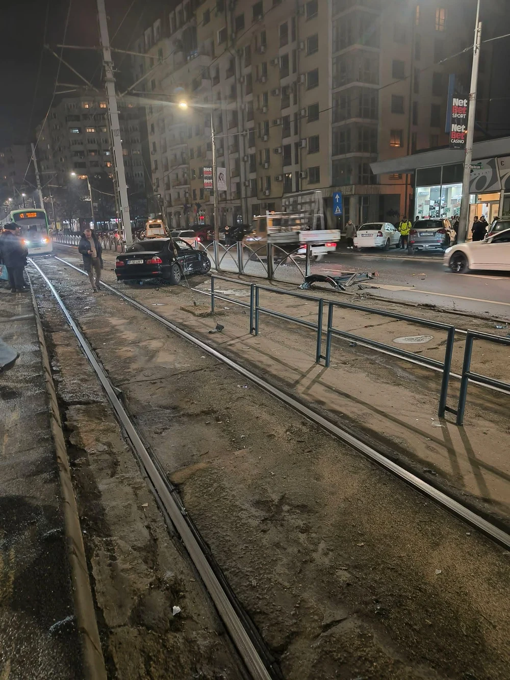 Accident pe linia 41, în Capitală: un BMW a rupt gardul de protecție și a ajuns pe șine