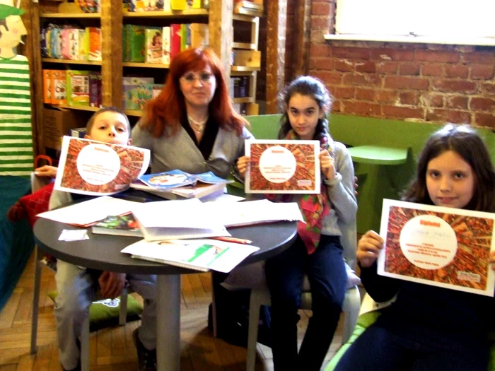 Profesoara Meda Popea, alături de copii, la finalul unui atelier dedicat lor