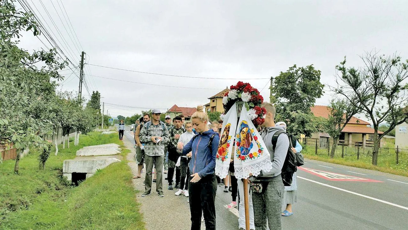 Pelerinii n-au fost impresionaţi de vremea rece şi ploioasă şi au pornit ieri la drum
