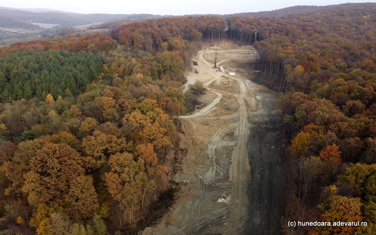 Locul unde vor fi săpate tunelurile de pe A1. Foto: Daniel Guță. ADEVĂRUL