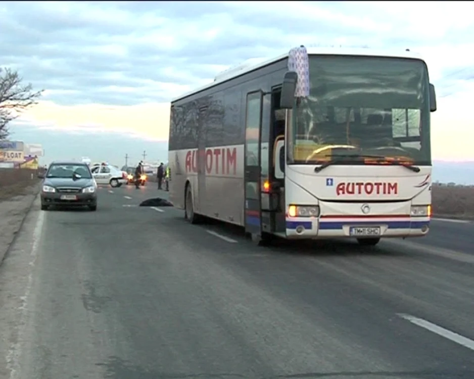Femeia a murit după ce a fost călcată de o maşină şi de un autocar