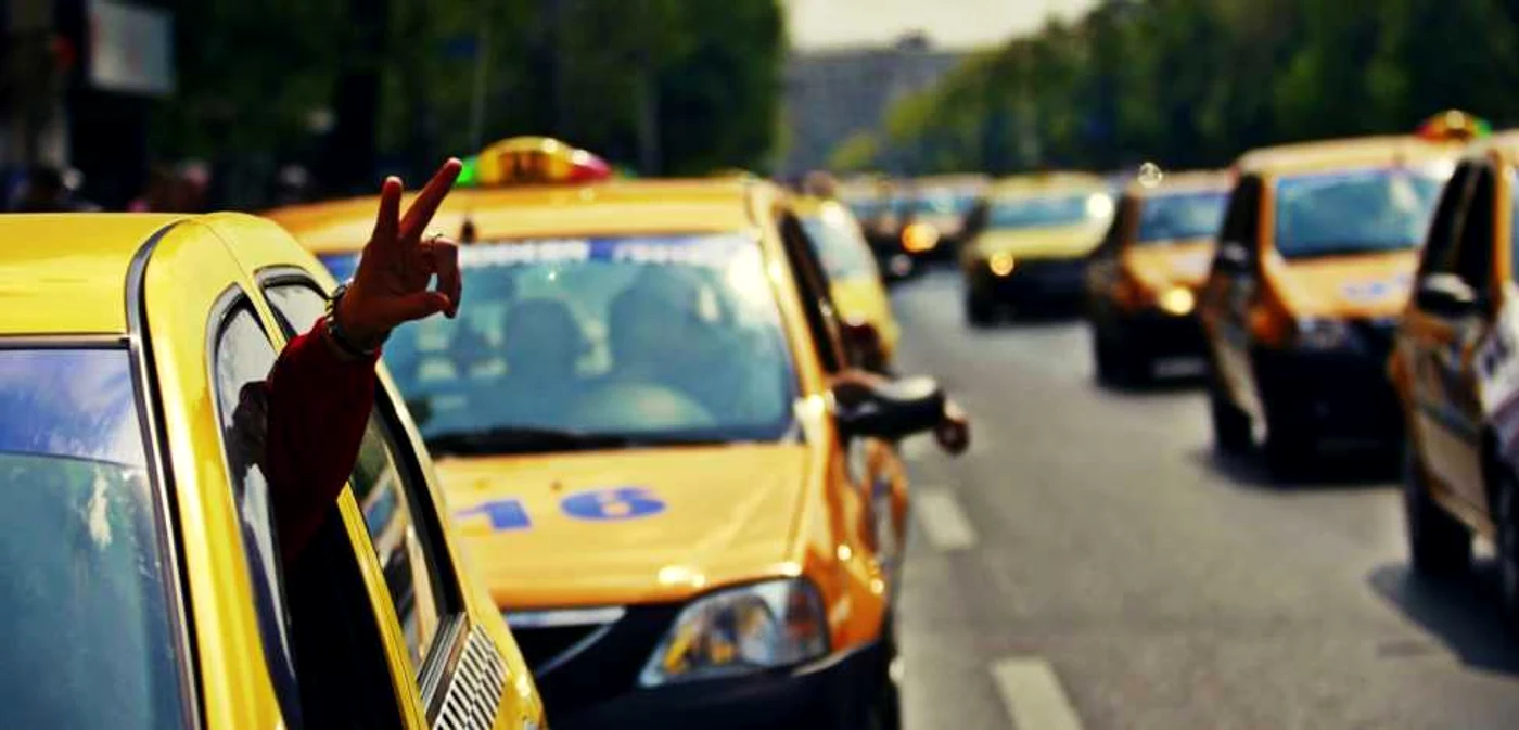 Taximetriştii sunt plătiţi cu salariul minim pe economie, dar sunt obligaţi să aducă firmelor încasări de cel puţin 2.500 de lei lunar şi să deconteze carburanţii