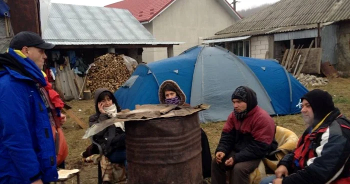 Proetastatarii s-au mutat în casa unui localnic din Pungeşti FOTO: Adevărul