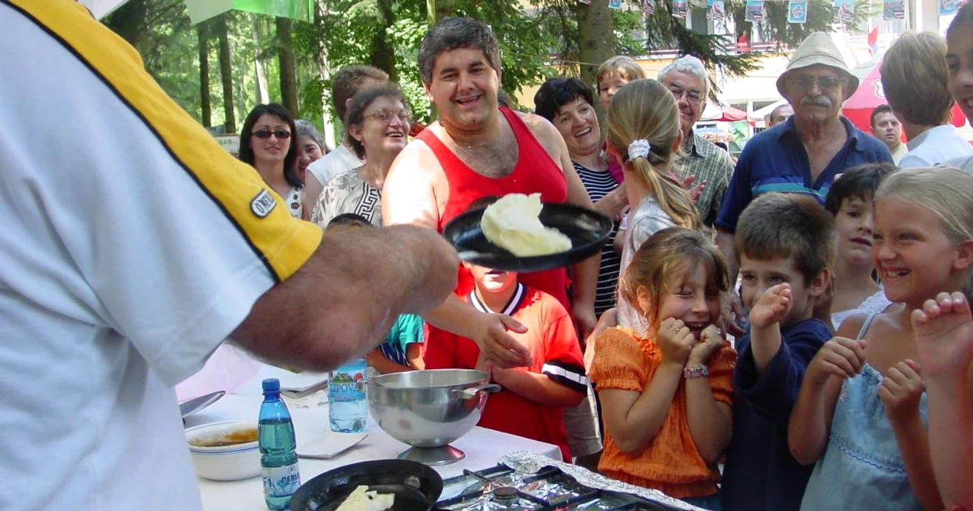 Arad: Festivalul clătitelor a adunat mii de turişti în staţiunea Moneasa