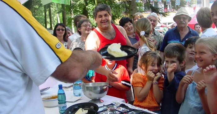 Arad: Festivalul clătitelor a adunat mii de turişti în staţiunea Moneasa