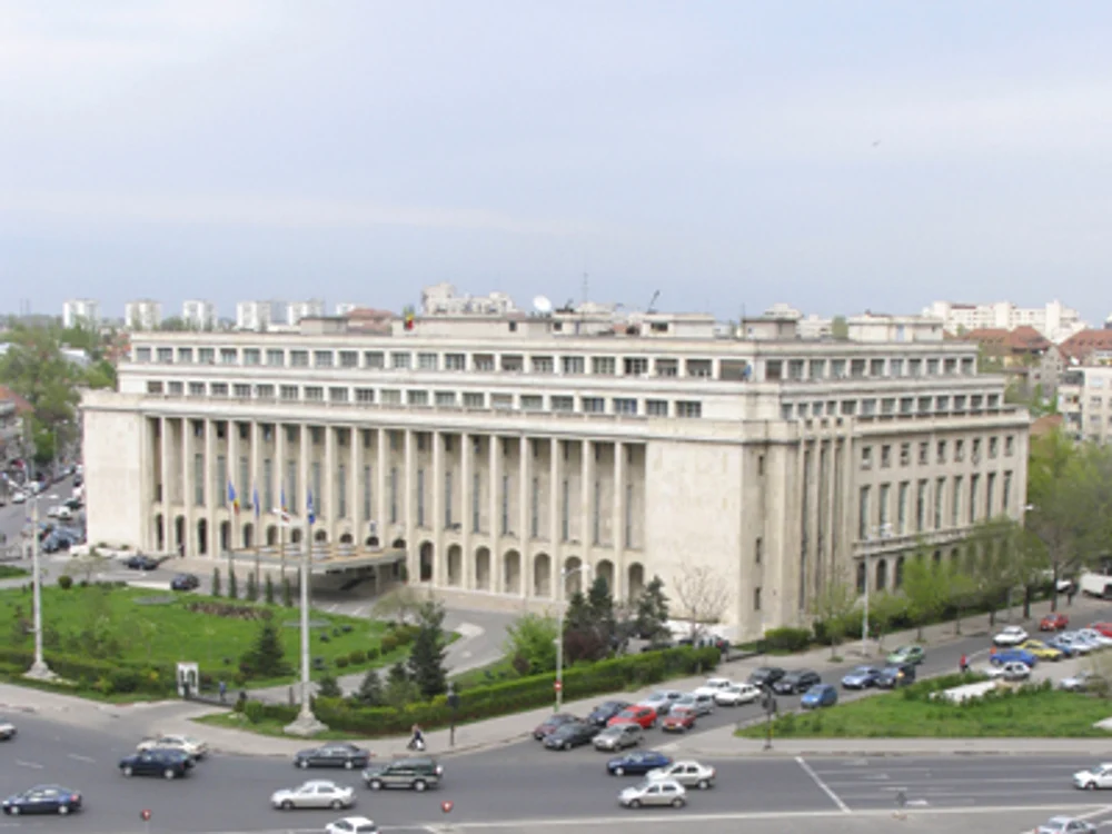 
    Se schimba garda la Palatul Victoria  