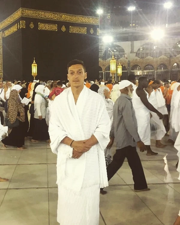 Orice musulman trebuie să facă măcar o dată în viaţă pelerinajul la Mecca, iar fotbalistul lui Arsenal a dat curs anul acesta