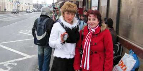 Flori Lăncrănjan şi Geanina  Barb merg zilnic cu autobuzul 