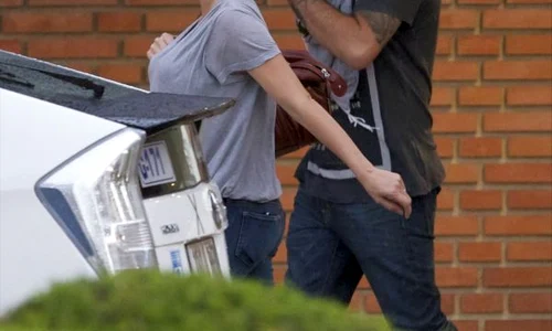 Penelope Cruz şi fratele ei, Eduardo, şi au vizitat sora proaspăt mămică, la un spital din Madrid  (Foto: Hepta) jpeg