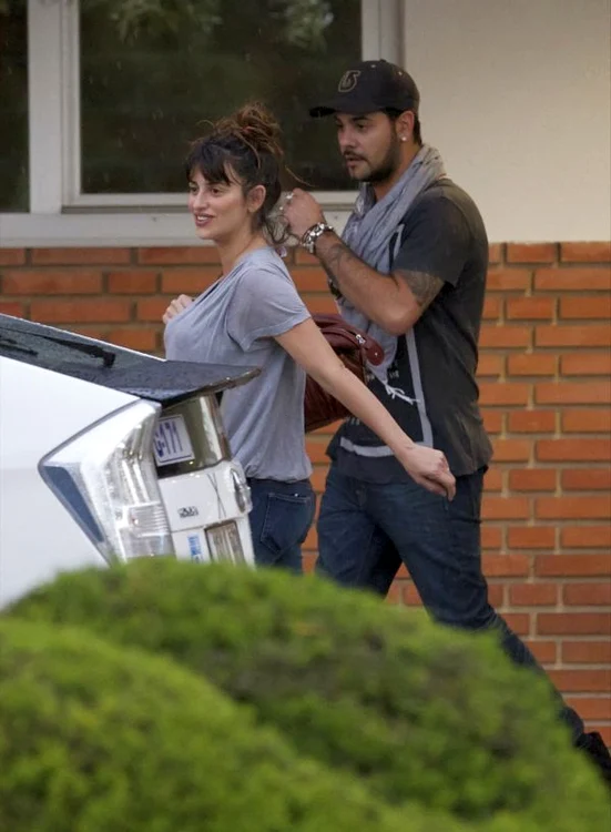 Penelope Cruz şi fratele ei, Eduardo, şi-au vizitat sora proaspăt mămică, la un spital din Madrid. (Foto: Hepta)