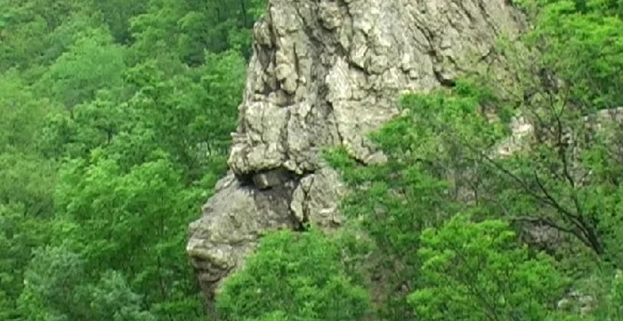 Sfinxul Bănățean de la Topleț este un impresionant monument natural / foto: arhiva