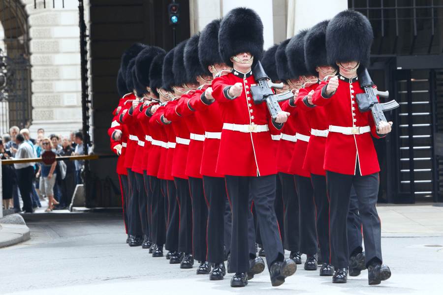 Ministerul britanic al Apărării, dat în judecată pentru faimoasele căciuli din blană de urs purtate de Garda Regală
