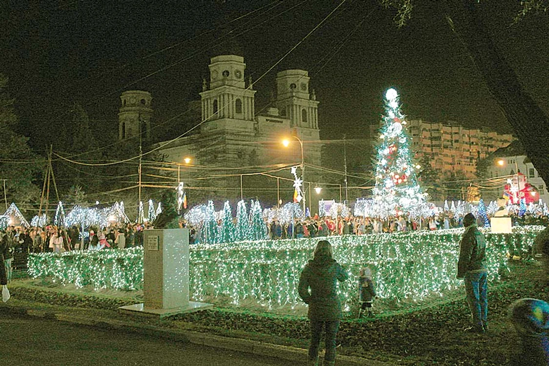 Cluj: 25 km de beculeţe alb- albastre au învăluit oraşul